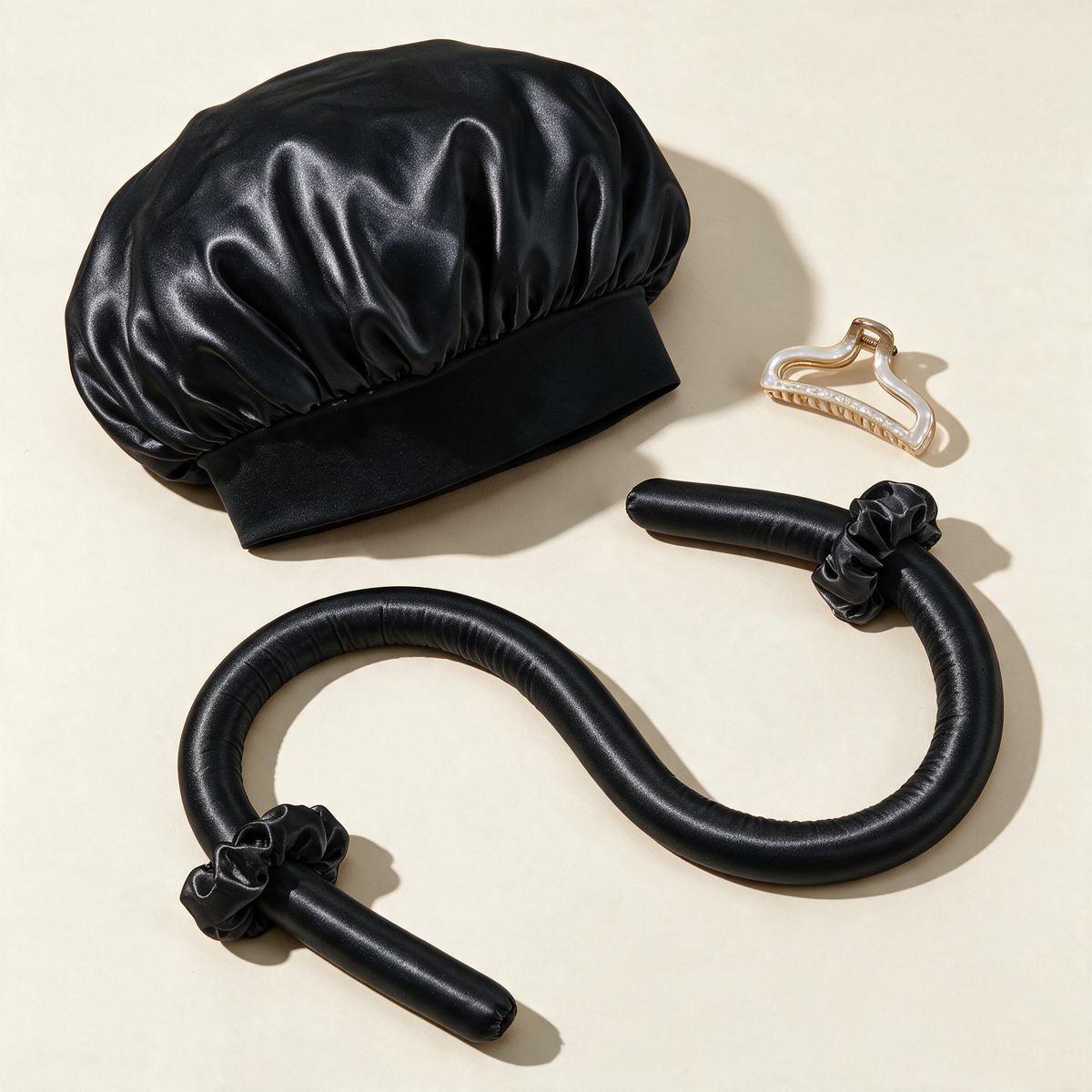 Coffret Nuit Sans Chaleur noir : bonnet satin, ruban boucleur, deux chouchous et pince dorée